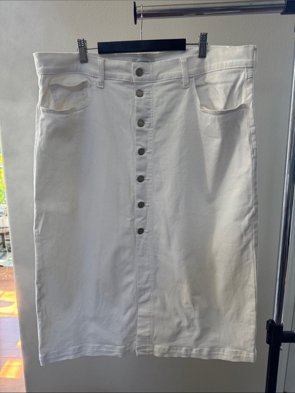 Banana Republic Button-Front midi White Denim Skirt